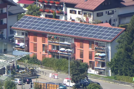 Beispielbild einer PV-Anlage auf einem Wohnblock