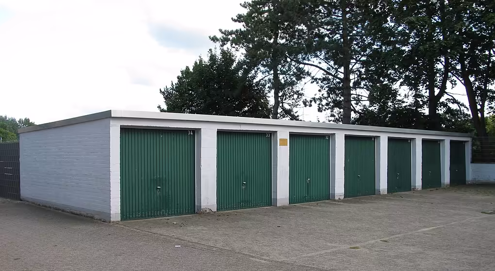 Eine Zeile von Betongaragen