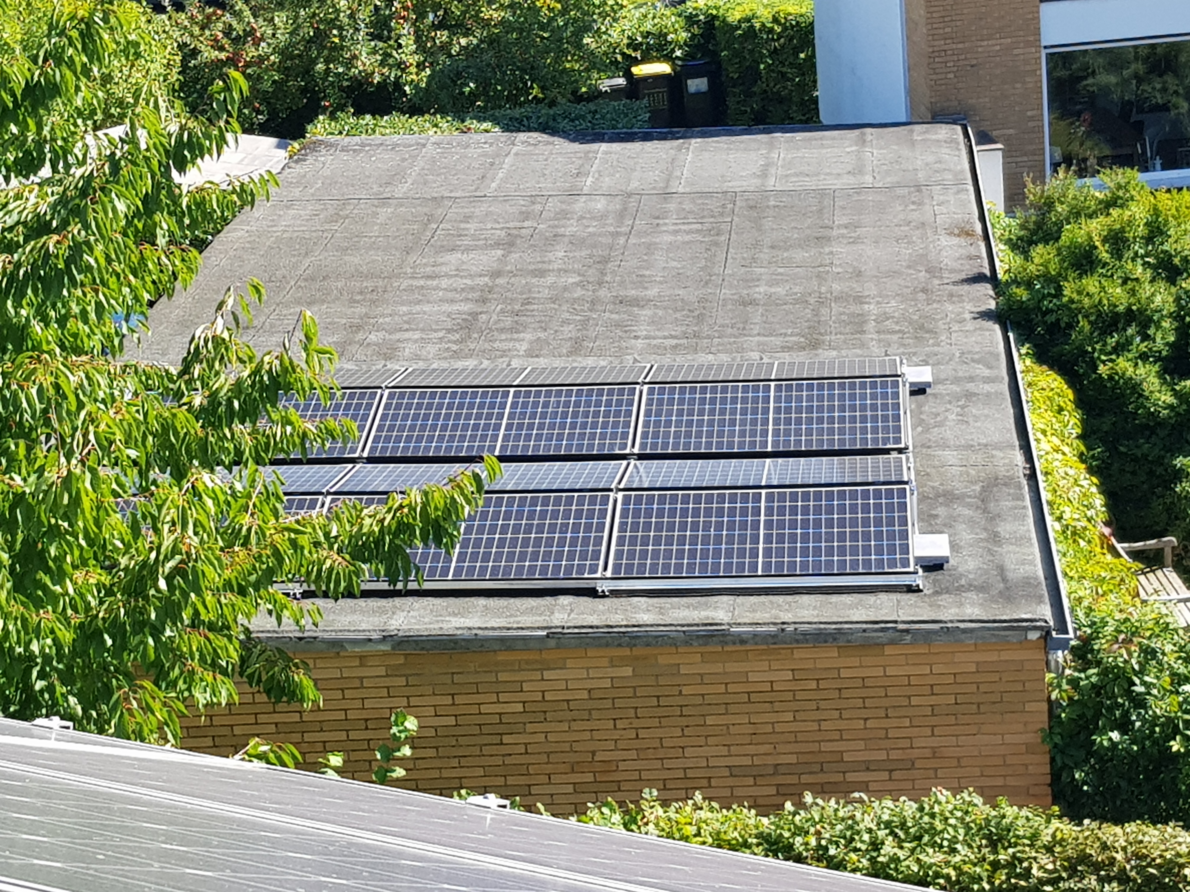Garage mit drei Anlagen aus je vier Solarmodulen