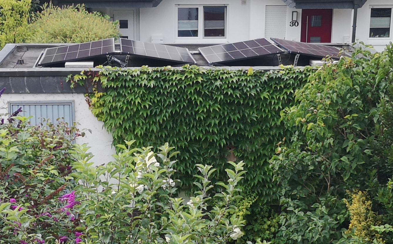 Garage mit vier Solarmodulen